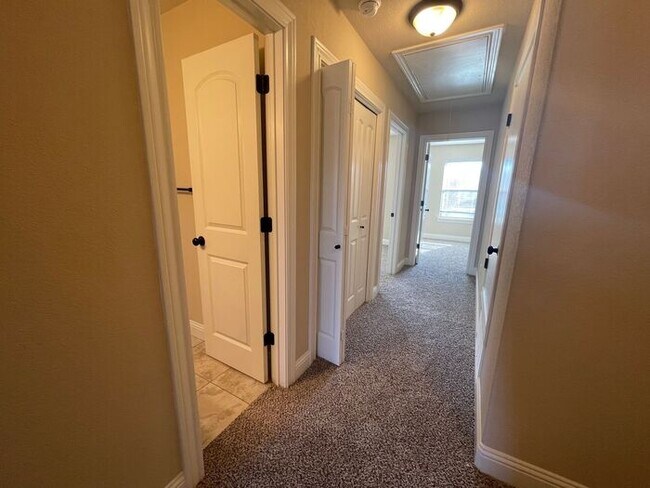 Building Photo - 3BD/2.5BA Benbrook Townhome – 9-Ft Ceilings, Granite Kitchen, Walk-In Master Shower, Attached Gar...