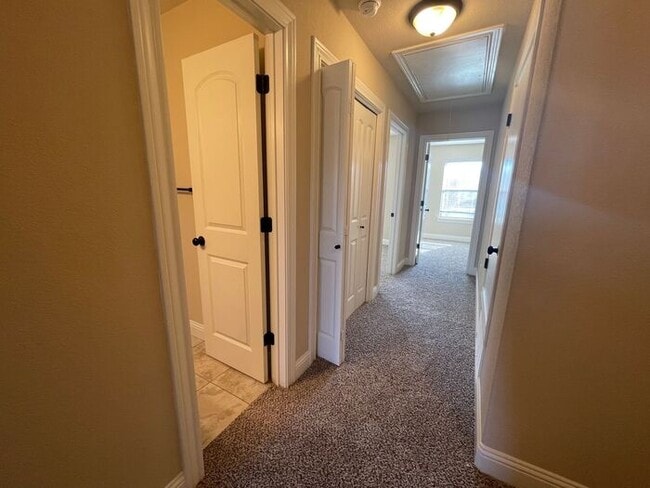 Building Photo - Beautiful Benbrook 3B/2.5B Townhome ((Stai...