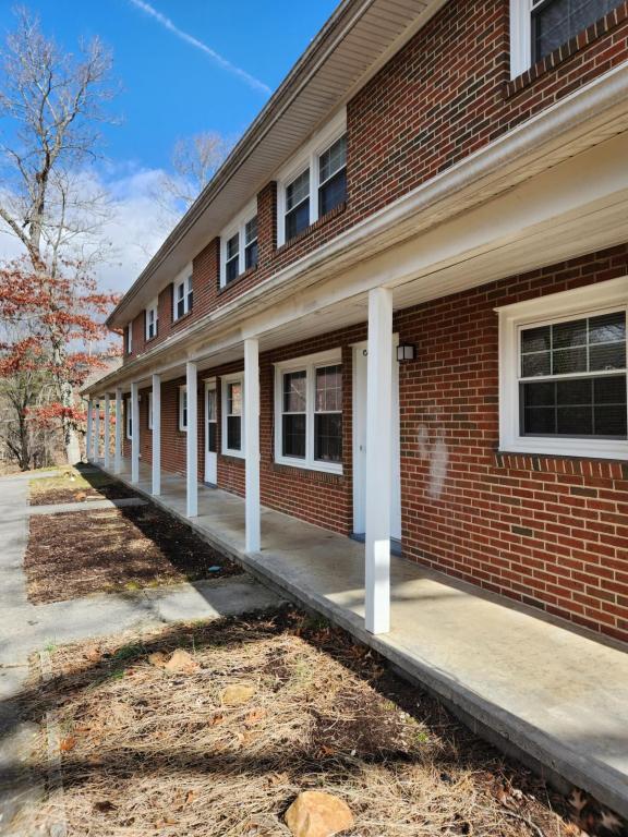 Building Photo - 2459 Pine Ave