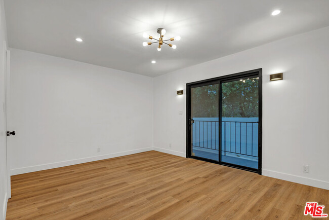 Building Photo - 950 Havenhurst Dr