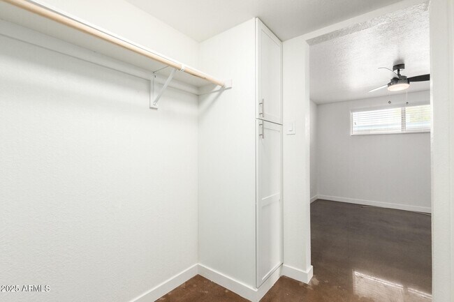 Building Photo - 616 S Bellview