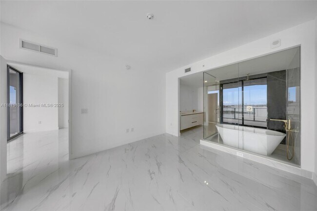 Building Photo - 700 NE 24th St