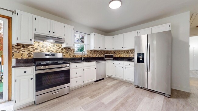 Building Photo - 450 Redwood Ave