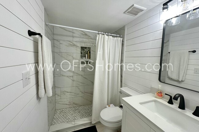 Building Photo - 308 Miracle Strip Pkwy SW