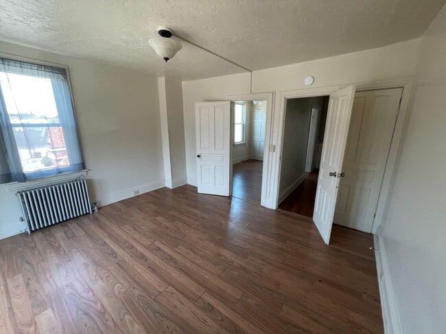 Building Photo - Large Five Bedroom 1.5 Bathroom In York!