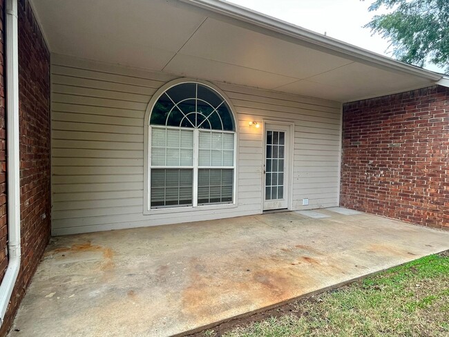 Building Photo - Beautiful Home in Edmond Community