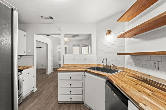 Building Photo - Cute & Cozy 3 Bdrm 2 Bath