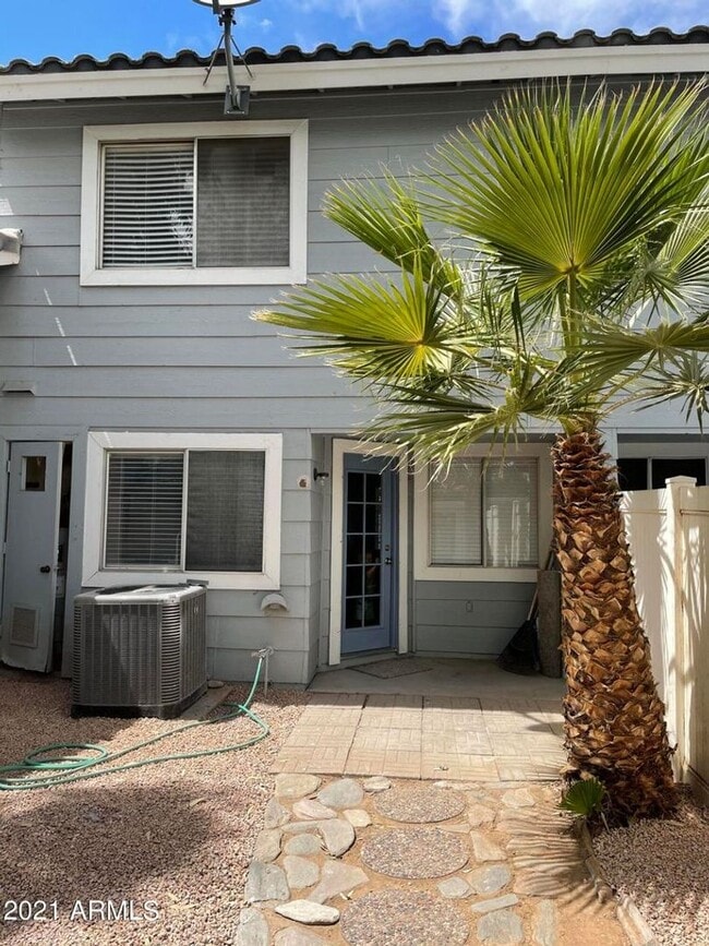 Building Photo - Remodeled 2 bed/1.5 bath townhome in the s...
