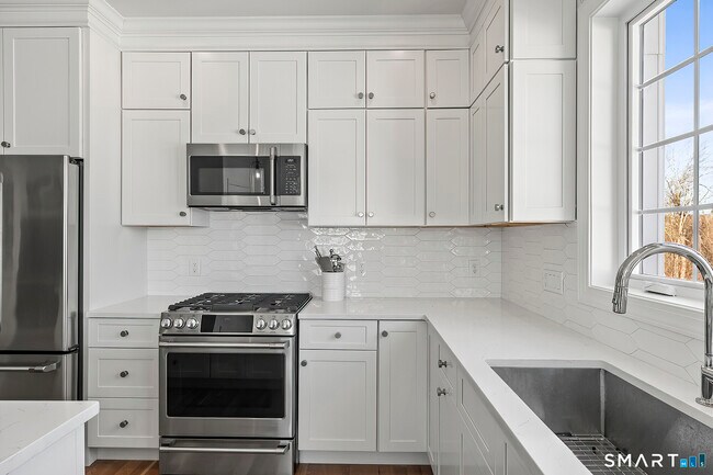 Building Photo - 35 Moorland Dr