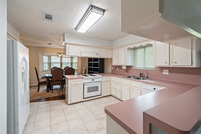 Building Photo - 416 Rolling Hills Dr W