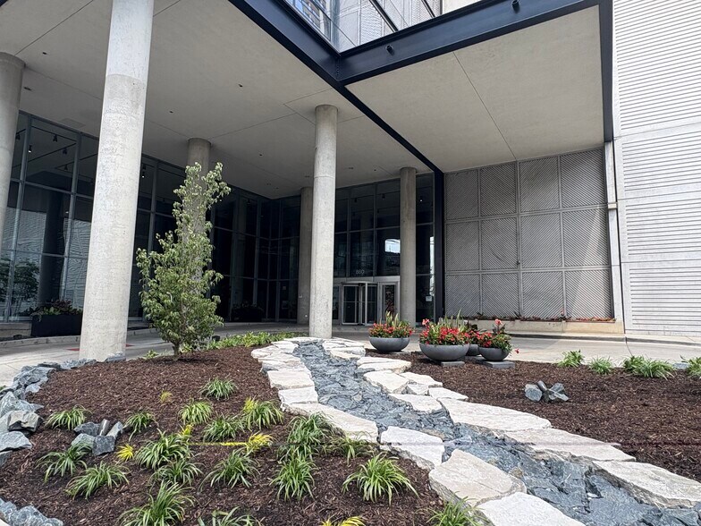Building Photo - 860 W Blackhawk St