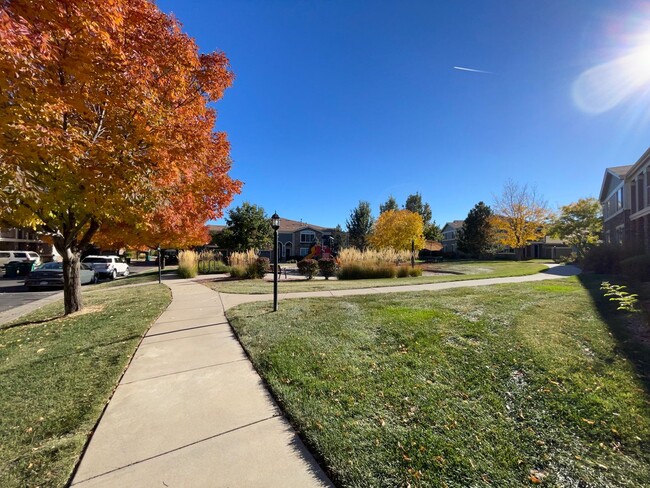 Building Photo - Broomfield! 3 bedroom Townhome! Golf Cours...