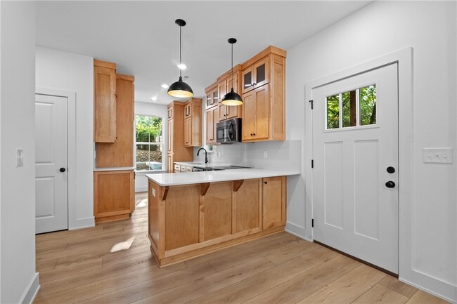 Building Photo - 588 N Willow Ave