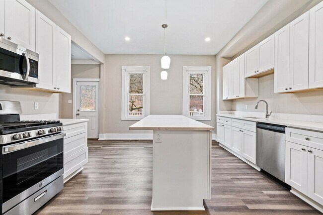 Building Photo - Beautiful Fully Renovated 4 Bedroom Home In The West End.  Available July!