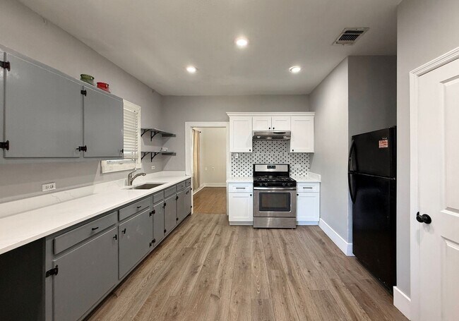 Building Photo - 942 Bailey Ave