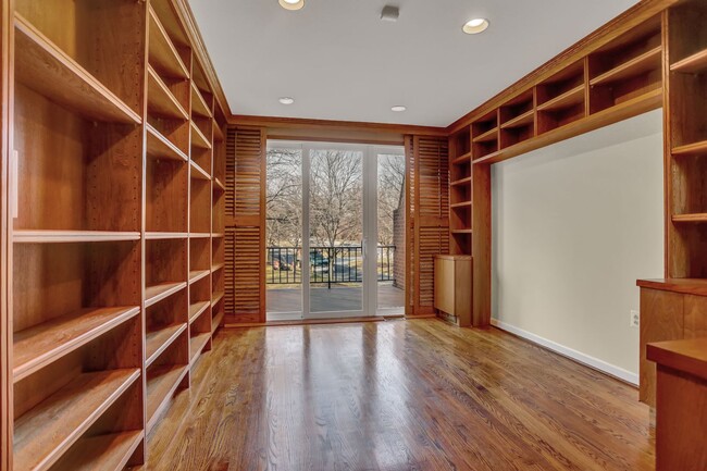 Building Photo - AMAZING SPACIOUS END UNIT TOWNHOUSE IN PRIME LOCATION