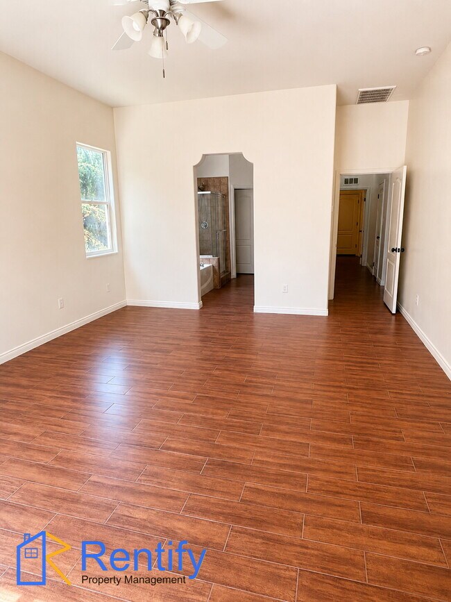 Building Photo - 4 bed, 2.5 bath home in NW Bakersfield - Gardener included