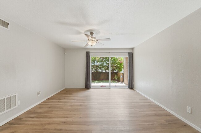 Building Photo - Prime Scottsdale Living | 2 Master Suites + Private Patio Retreat