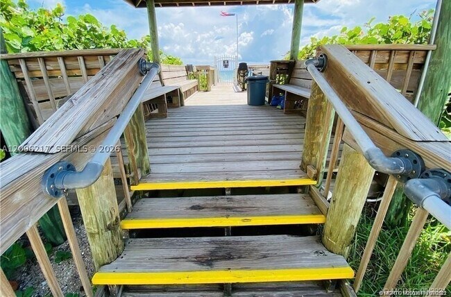 Building Photo - 10044 S Ocean Dr