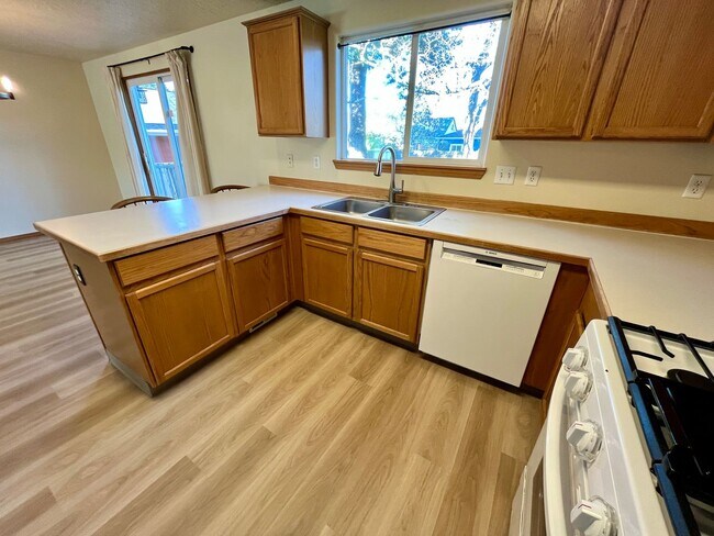 Building Photo - Charming 3-Bedroom/2.5-Bathroom House in the Cathedral Park Neighborhood of St. Johns