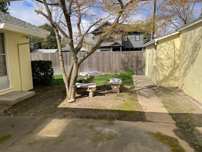 Building Photo - East Sacramento Single Family Home