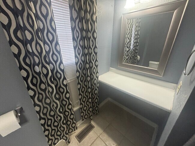 Building Photo - 1115 N Carlos Ave