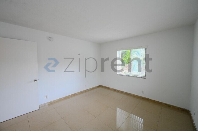 Building Photo - 1250 Miami Rd