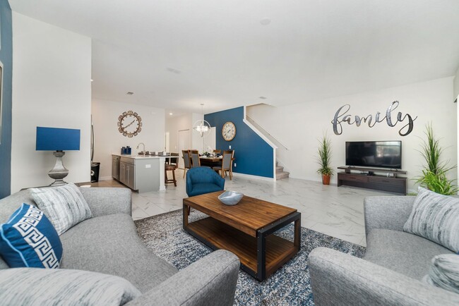 Building Photo - For Rent - Pool Townhome with 5 Bedroom 4 ...