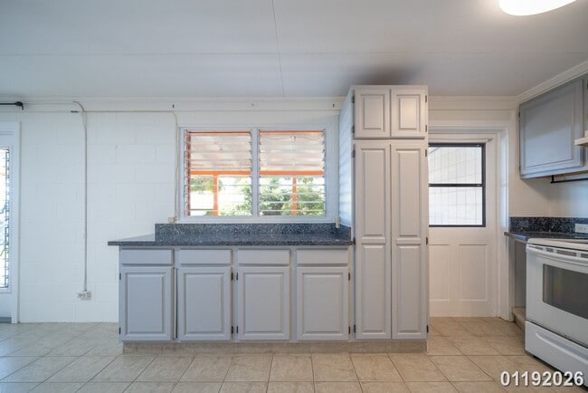 Building Photo - $2,600 / 1br - 1 BED 1 BATH DUPLEX (Honolulu)