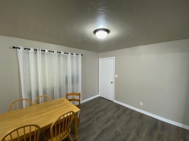 Building Photo - 3 Bedroom 2 Bath Single Family Home
