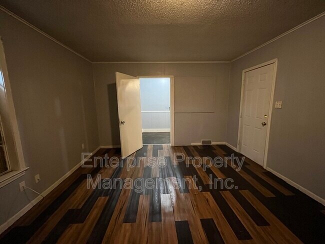Building Photo - 1848 Woodburn Dr
