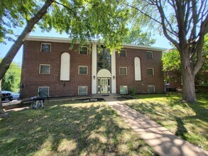 Building Photo - 2624 Roseland Terrace