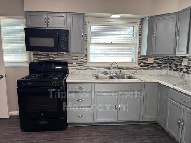 Building Photo - 8629 Elwyn Dr