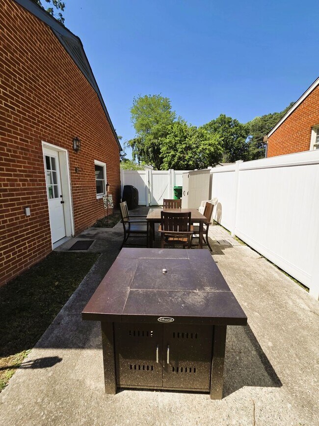 Building Photo - Traditional brick ranch in highly desirable West End of Henrico County
