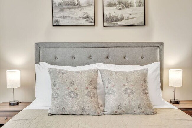 Building Photo - Charming 3-Bedroom Furnished Haven with Co...