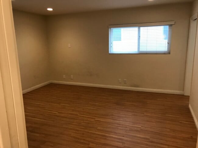 Living area - 125 Gull St