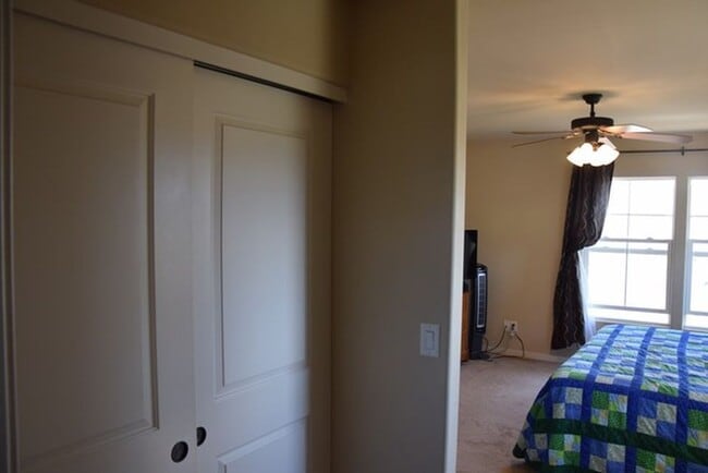 Building Photo - 3 bedroom 2 bath near golf course