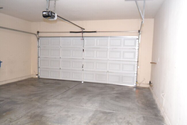 Building Photo - SW - 3 BEDROOMS PLUS LOFT SPACE