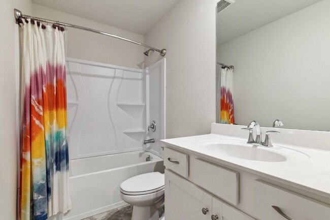 Building Photo - Well maintained 3-Bed 2.5 Bath Townhouse i...