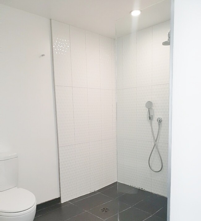 Primary Bath oversized shower - 1611 S Beverly Glen Blvd