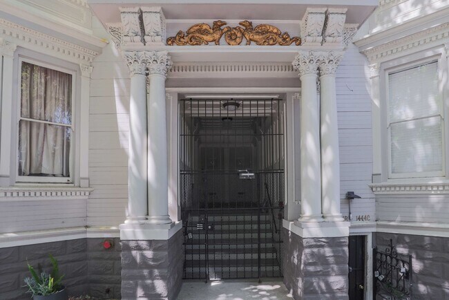 Building Photo - Fully Remodeled, Top Floor 3/2 Full Floor Flat W/ Bonus Room! In-Unit W/D!