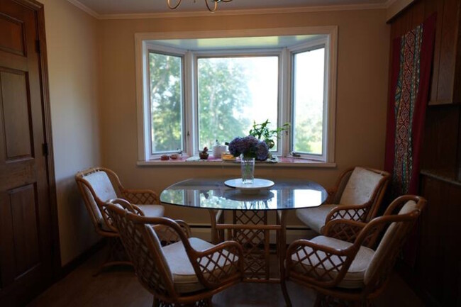 Breakfast nook - 1296 Drift Rd