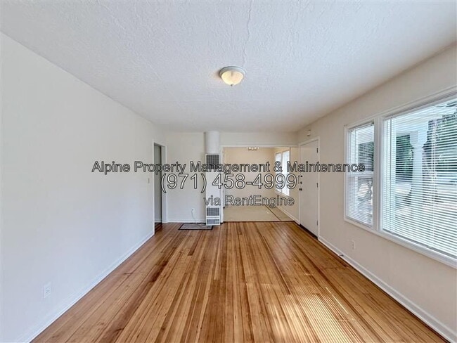 Building Photo - 1017 NE Birchwood Dr