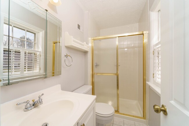 Building Photo - 2 Bedroom 2.5 Bath Condo in Chevy Chase
