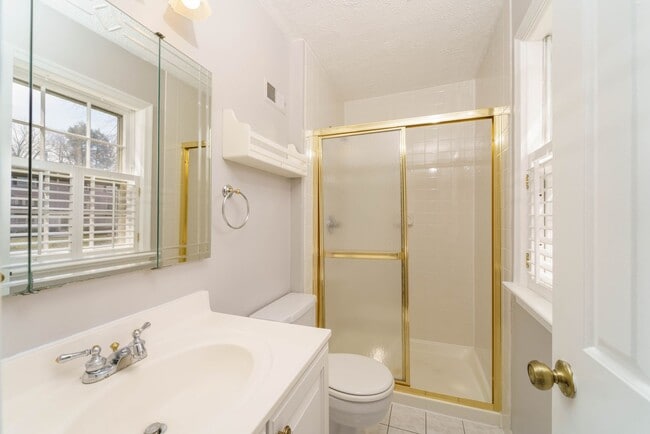 Building Photo - 2 Bedroom 2.5 Bath Condo in Chevy Chase