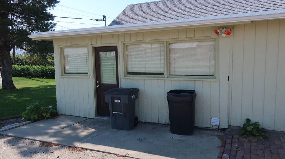 Building Photo - 610 Easy St