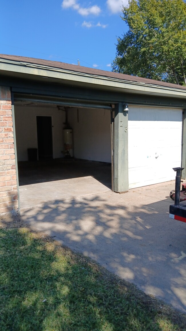 Building Photo - 23 Parkland Cir