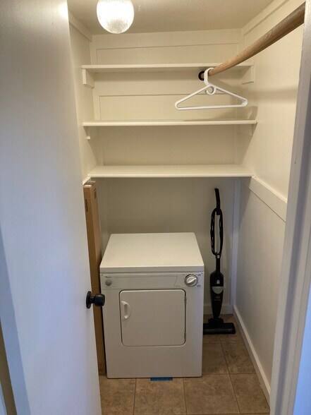 Building Photo - 405 W Aspen Ave