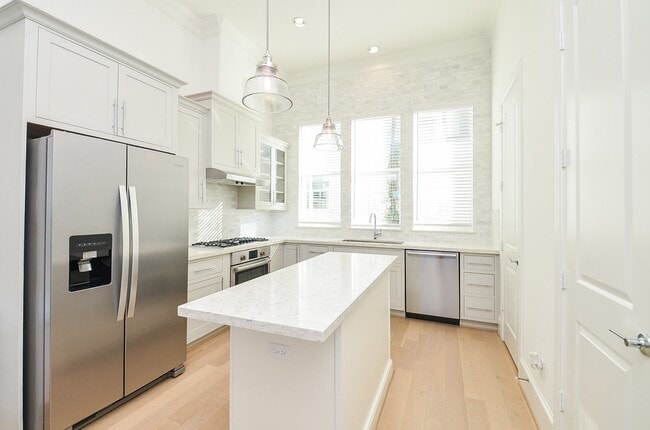 Building Photo - 6125 Cottage Grove Lake Dr