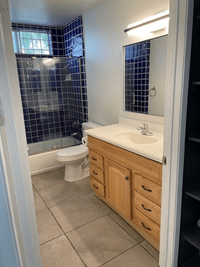 Building Photo - 2 BD 2 BA Condo in Intimate Gated Communit...